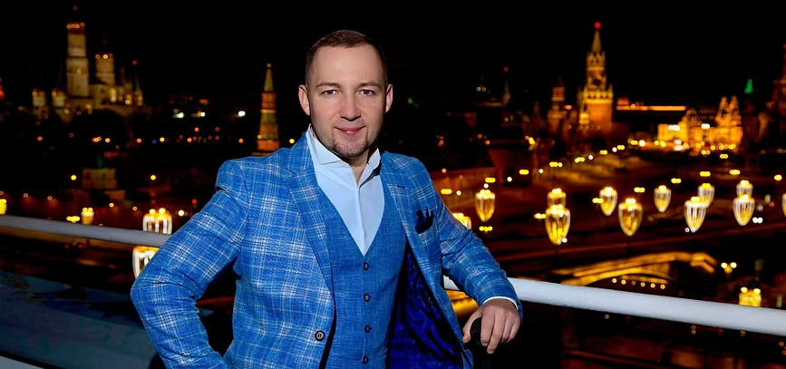 Сергей Федянин на фоне вечерней Москвы